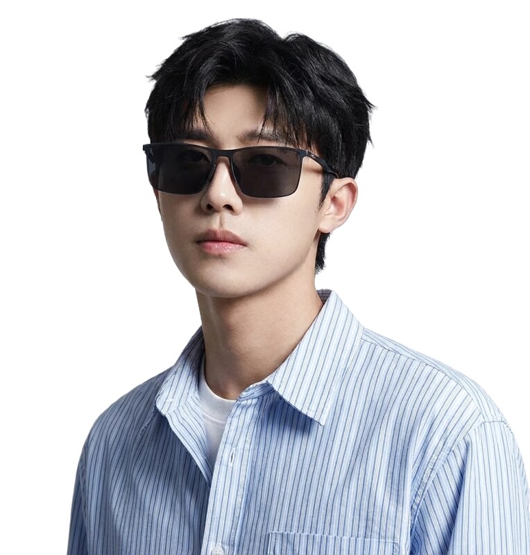 Classic black-framed sunglasses of Gucci