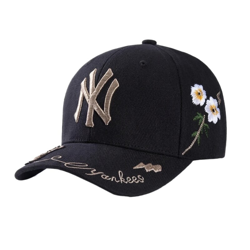 Embroidered style black cap of the MLB Yankees team.