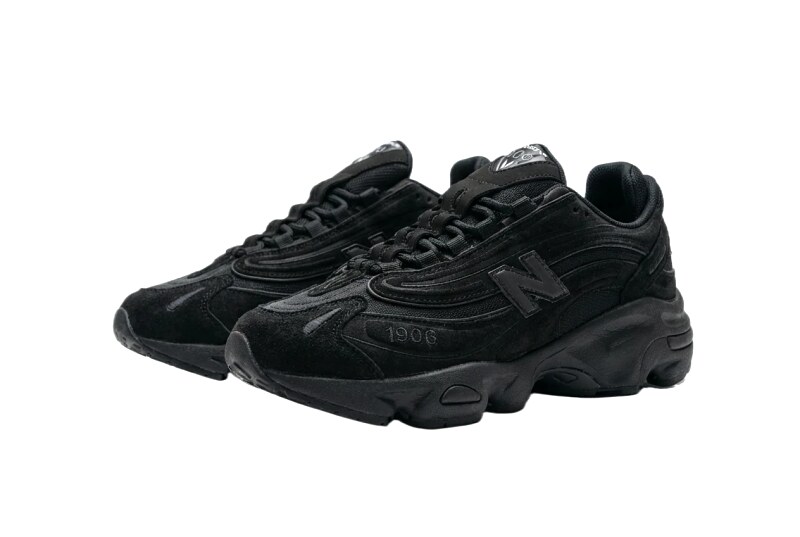 Retro-style black shoes of New Balance