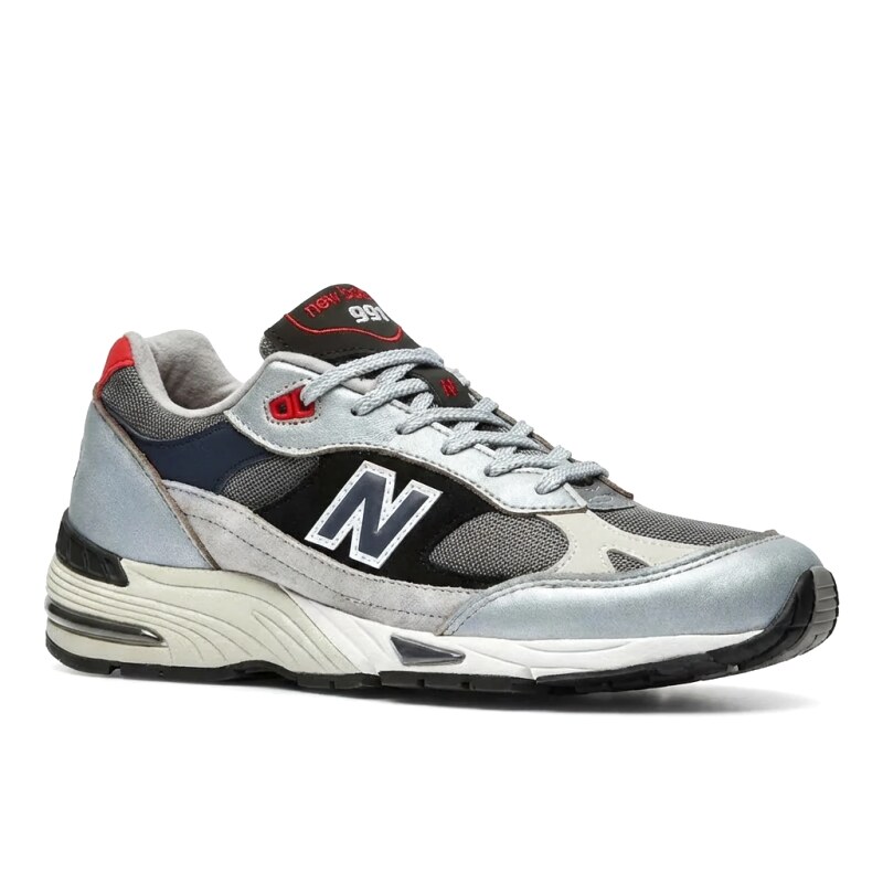 Retro-style grey sports shoes of New Balance
