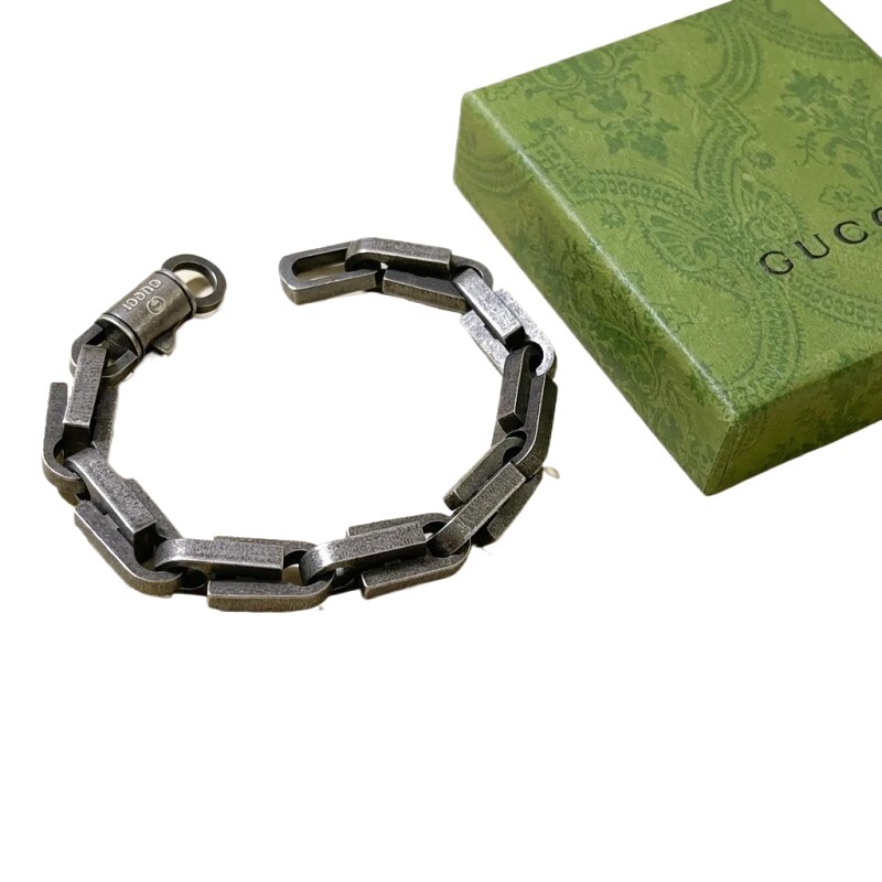 The retro style of the Gucci bracelet is silver-gray.